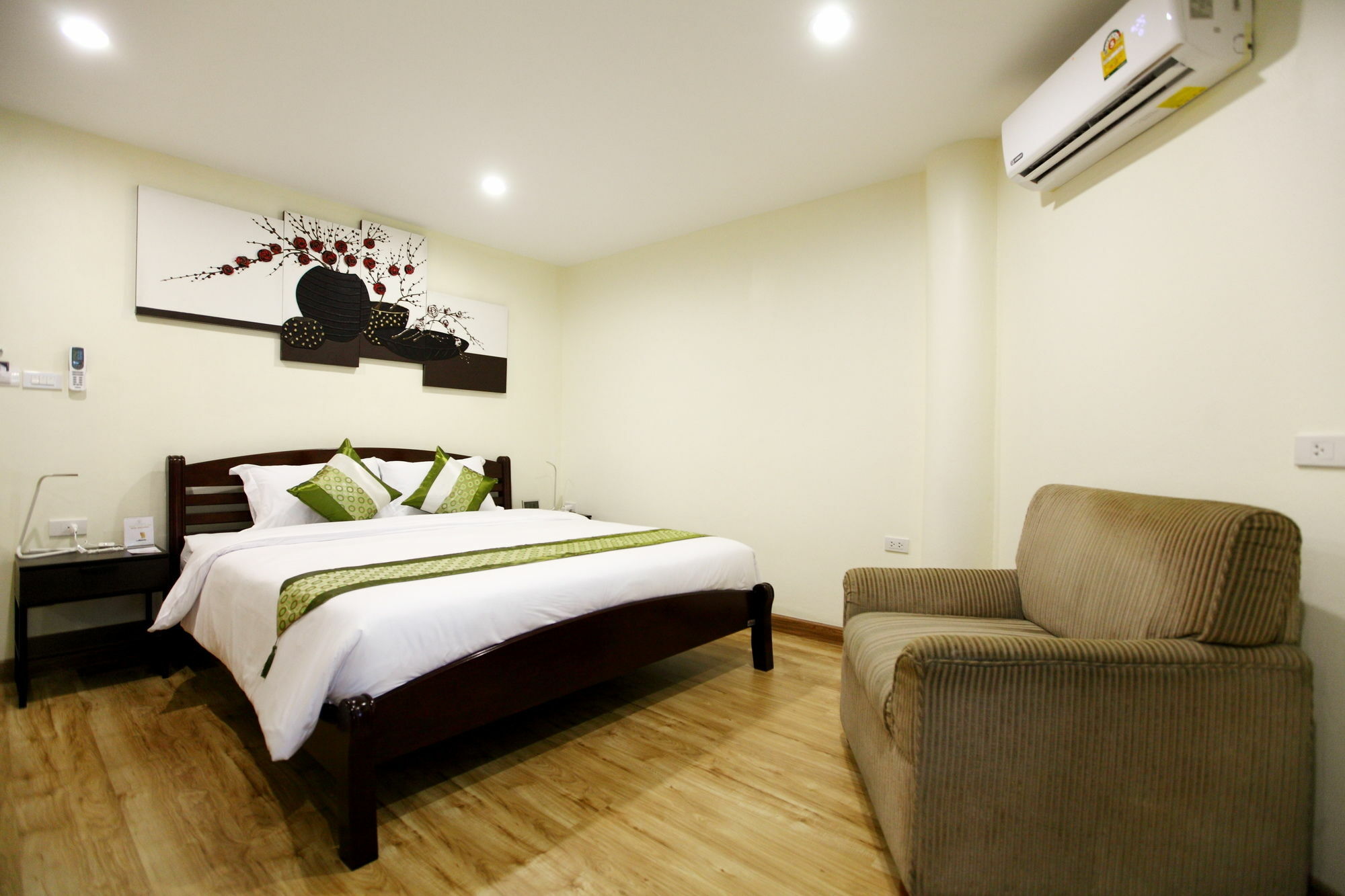 Icheck Inn Sukhumvit 22 Bangkok Exterior photo